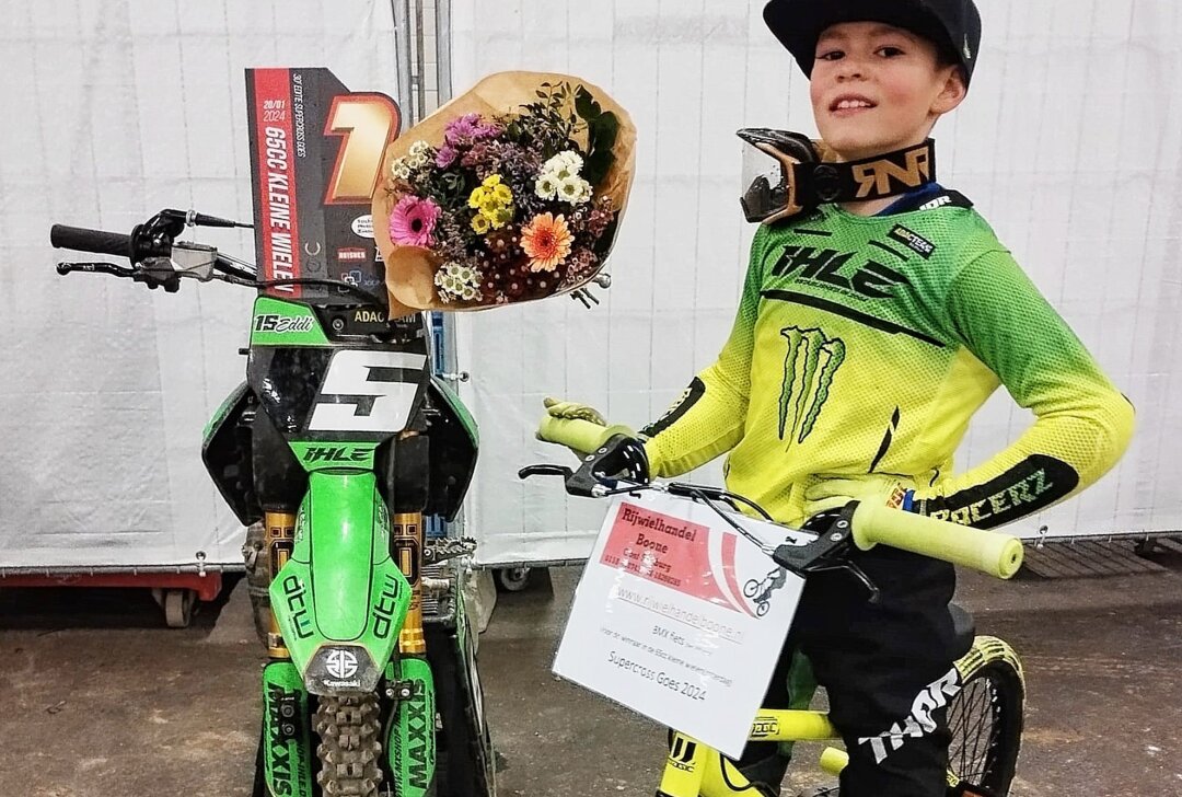 Achtjähriger Marienberger glänzt bei internationalem Supercross-Debüt - Neben seinem Motorrad darf sich Eddi Haustein nun auch über ein neues Fahrrad freuen, das es als in Holland als Preis gab. Foto: Jens Ihle
