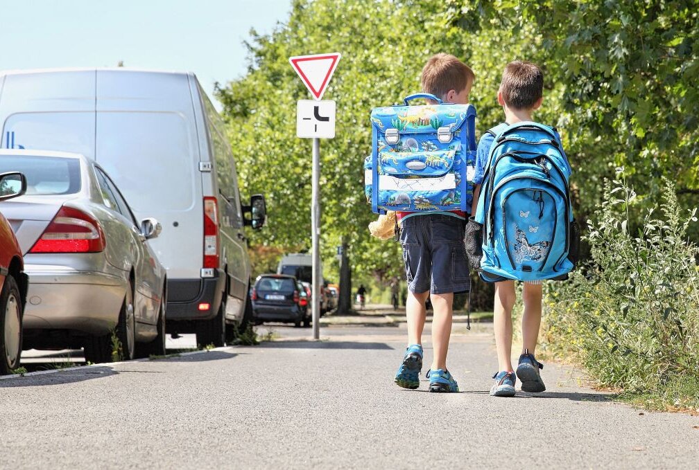 Achtung, ABC-Schützen unterwegs! Tipps für Eltern von Schulanfängern - Symbolbild. Foto: AdobeStock/Sabine Hürdler