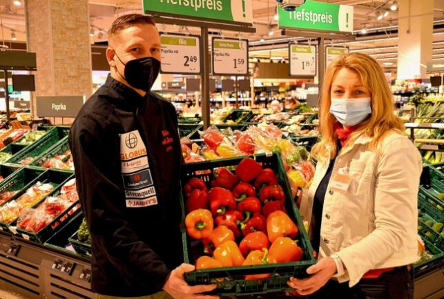 Köche mit Herz: Jens Enders aus Weischlitz bekommt auch von Globus-Geschäftsleiterin Kitty Fischer und ihrem Team Unterstützung. Foto: Karsten Repert