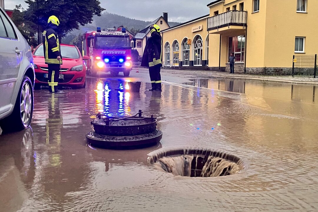Achtung: Deutscher Wetterdienst gibt Unwetterwarnung für die Region heraus - Es kann zu Überflutungen auf den Straßen kommen. Archivfoto: Daniel Unger