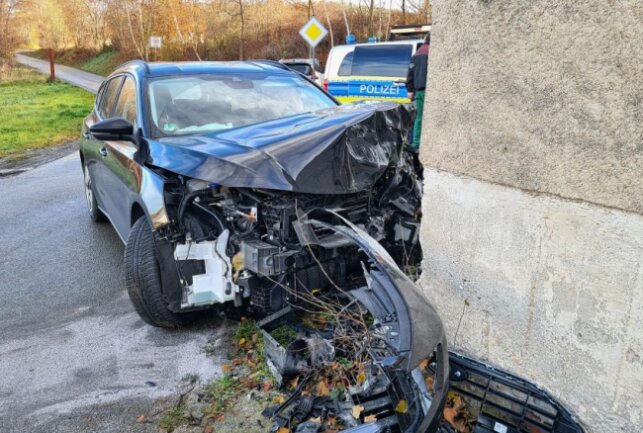 Achtung, Glätte! Auto kracht in Hauswand in Reichenbach - Glätteunfall mit einem PKW, der in eine Hauswand fuhr. Foto: Mike Müller