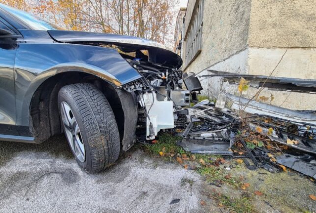 Achtung, Glätte! Auto kracht in Hauswand in Reichenbach - Glätteunfall mit einem PKW, der in eine Hauswand fuhr. Foto: Mike Müller