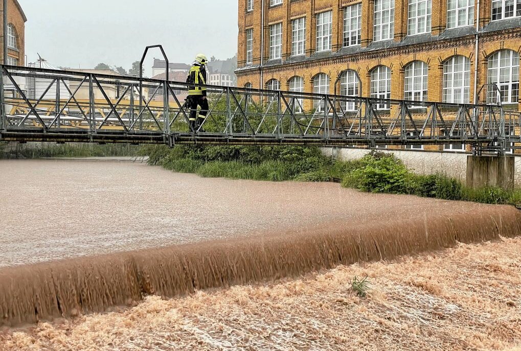 Achtung: Hochwasserwarnung für das Flussgebiet Mulde - Das Landeshochwasserzentrum Sachsen warnt derzeit vor Hochwasser für das Flussgebiet der Mulde. Symbolbild. Foto: Daniel Unger