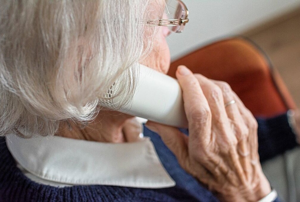 Achtung: Polizei warnt vor Telefonbetrügern - Unbekannte Betrüger haben von einem 83-Jährigen 1.800 Euro erbeutet. Symbolbild: Pixabay/Sabinevanerp