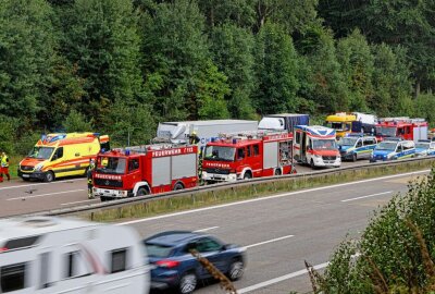 Achtung: Vollsperrung nach schwerem Auffahrunfall auf der A4 - Auf der A4 zwischen den Anschlussstellen Wüstenbrand und Limbach-Oberfrohna ereignete sich Freitagmittag ein Auffahrunfall. Foto: Markus Pfeifer