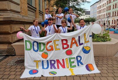 Action pur bei erster Chemnitzer Dodgeball-Schulmeisterschaft - Die Mädchen der Rosa-Luxemburg-Grundschule holten den ersten Pokal. Foto: Peggy Schellenberger