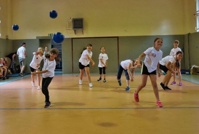 Dodgeball bedeutet Action pur, wie hier die Mädels der Grundschule Rosa-Luxemburg zeigen. Foto: Peggy Schellenberger