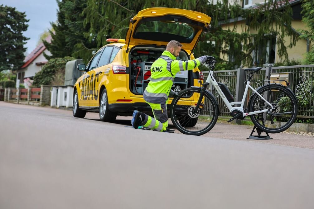 ADAC bietet auch Pannenhilfe für Radfahrer - ADAC-Pannenhelfer Maik Musculus leistet Pannenhilfe an einem E-Bike.