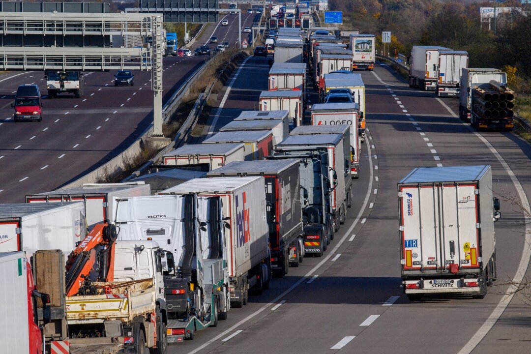 ADAC erwartet volle Autobahnen zu Ferienbeginn vor Ostern - Lastwagen stehen auf der A2 in einem Stau.