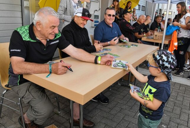 ADAC Sachsenring Classic 2022 war echt gelungen - Toni Mang mit einem der jüngsten Autogrammsammler. Foto: Thorsten Horn