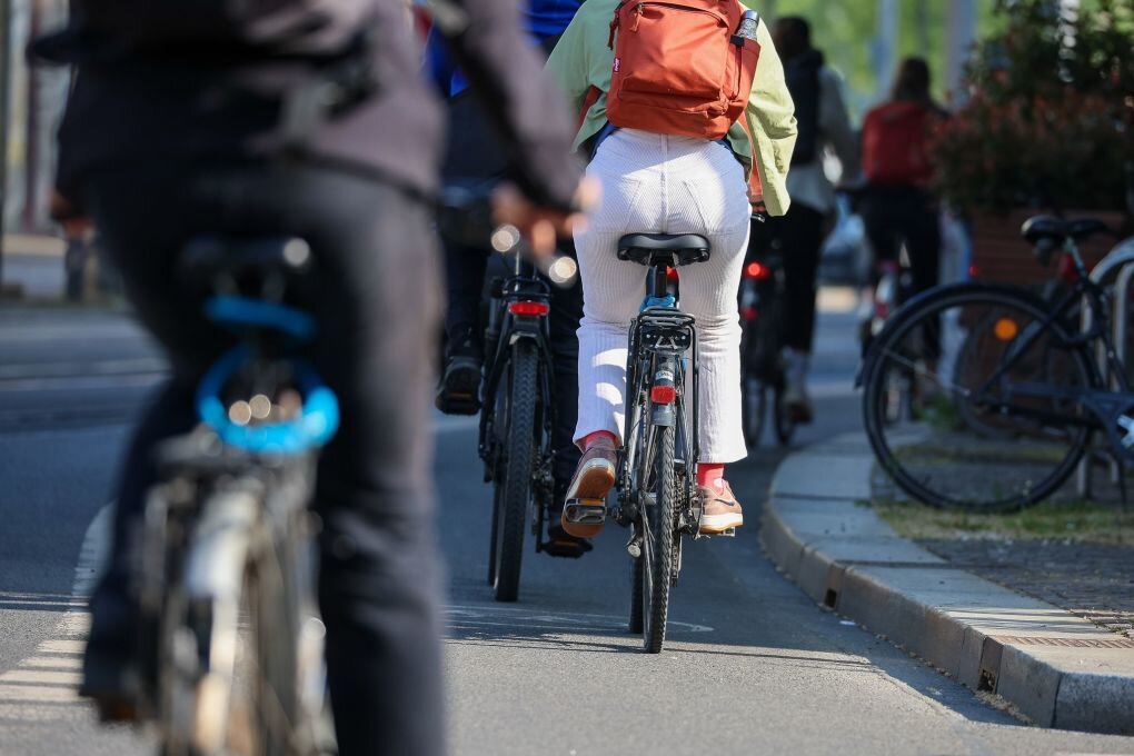 ADFC-Fahrradkurse für Erwachsene oft ausgebucht - Fahrradkurse sind nicht nur für Kinder und Jugendliche vorgesehen. Auch ältere Semester sollten in manchen Fällen einen Kurs belegen, um beispielsweise Sturztraumata zu überwinden.