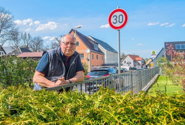 Ortsvorsteher Bernd Bochmann fordert eine 30er Zone für LKWs entlang der Hauptstraße in Adorf. Foto: ERZ-Foto/Georg Ulrich Dostmann