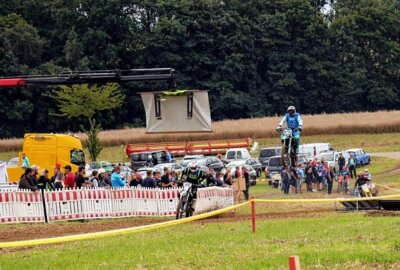 Adrenalin pur: Stoppelcross-Event begeistert Crossfahrer - Am vergangenen Samstag verwandelte sich das Stoppelfeld von Topfseifersdorf in eine actiongeladene Rennstrecke, Foto: Andrea Funke