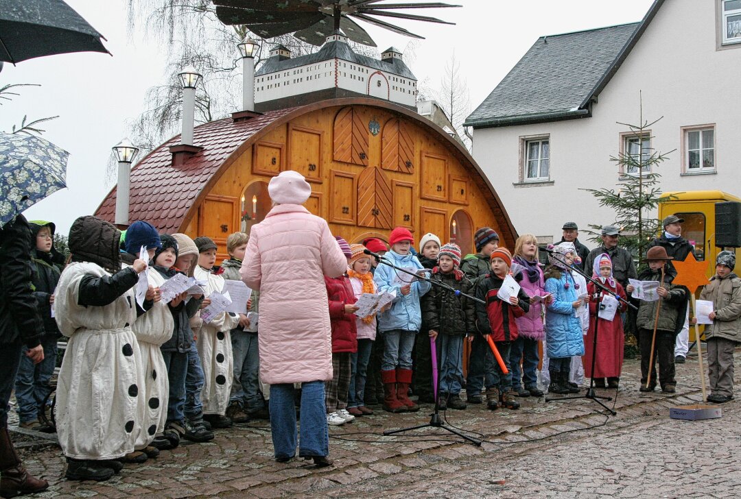 Advent in Augustusburg: Staatsbesuch und festliches Programm - Den Augustusburger Adventskalender gibt es seit 25 Jahren.Foto: Matthias Moser