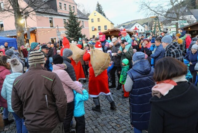 Adventsauftakt: Weihnachtsmärkte verbreiten Feststimmung - Erste Impressionen vom Neudorfer Weihnachtsmarkt. Foto: Thomas Fritzsch