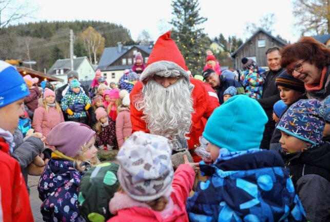 Adventsauftakt: Weihnachtsmärkte verbreiten Feststimmung - Die Kinder in Begleitung der Eltern scharten sich auf dem Weihnachtsmarkt um den Weihnachtsmann. Foto: Thomas Fritzsch