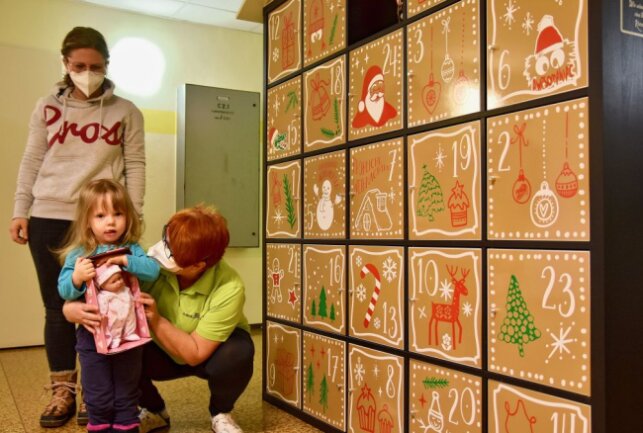 Adventskalender in Regalgröße sorgt für Freude bei Kindern des Sozialpädiatrischen Zentrum - Die kleine Lisa freute sich, dass sie eines der Türchen vom XXL-Adventskalender öffnen durfte. Foto: St. Hofmann