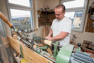 Adventszauber in Seiffen: Zwei Kunsthandwerker öffnen ihre Pforten - Christian Neuber beim Drechseln. Foto: Jan Görner