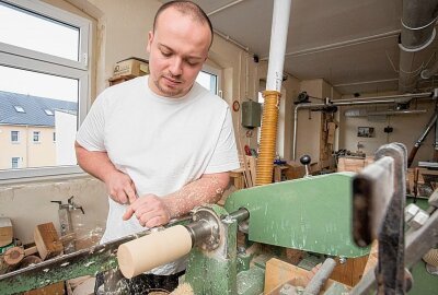 Adventszauber in Seiffen: Zwei Kunsthandwerker öffnen ihre Pforten - Christian Neuber beim Drechseln. Foto: Jan Görner