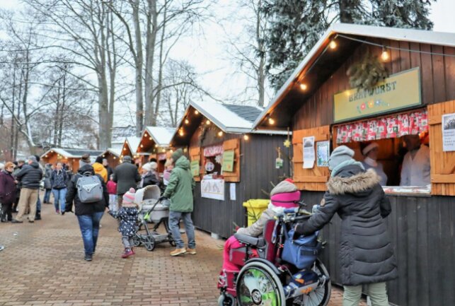 Adventszeit in Crottendorf: Weihnachtsmarkt feiert Premiere - Der Weihnachtsmarkt in Crottendorf lockte viele an die schön geschmückten Buden im Park. Foto: Ilka Ruck