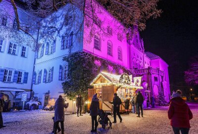 Adventszeit in Waldenburg: Weihnachtsfilm an Schlossfassade sehen - Waldenburger Weihnachtssterne laden dieses Jahr im Dezember ein. Foto: Andreas Kretschel