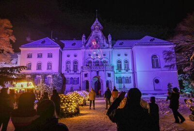 Adventszeit in Waldenburg: Weihnachtsfilm an Schlossfassade sehen - Waldenburger Weihnachtssterne laden dieses Jahr im Dezember ein. Foto: Andreas Kretschel
