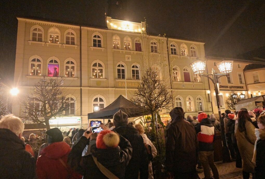 Adventszeit: Zwönitzer Hutzentage waren erfolgreich - Die Fassade des Rathauses in Zwönitz ist auch in diesem Jahr wieder ein großer Adventskalender. Foto: Ralf Wendland