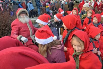 Adventszeit: Zwönitzer Hutzentage waren erfolgreich - Bei den Hutzentagen in Zwönitz hat es wieder eine Weihnachtsmannparade gegeben. Foto: Ralf Wendland