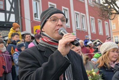 Adventszeit: Zwönitzer Hutzentage waren erfolgreich - Bürgermeister Wolfgang Triebert bei Pyramide-Anschieben. Foto: Ralf Wendland