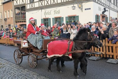 Adventszeit: Zwönitzer Hutzentage waren erfolgreich - Bei den Hutzentagen in Zwönitz hat es wieder eine Weihnachtsmannparade gegeben. Foto: Ralf Wendland