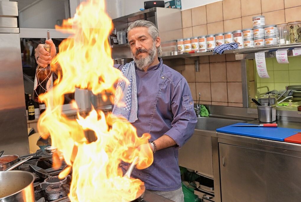 Ägypter erfüllt sich Traum vom spanischen Restaurant in Burkersdorf - In der Küche ist Robil Riad der Chef und er versteht es, spanisches Urlaubsfeeling auf den Teller zu zaubern. Foto: Ralf Wendland