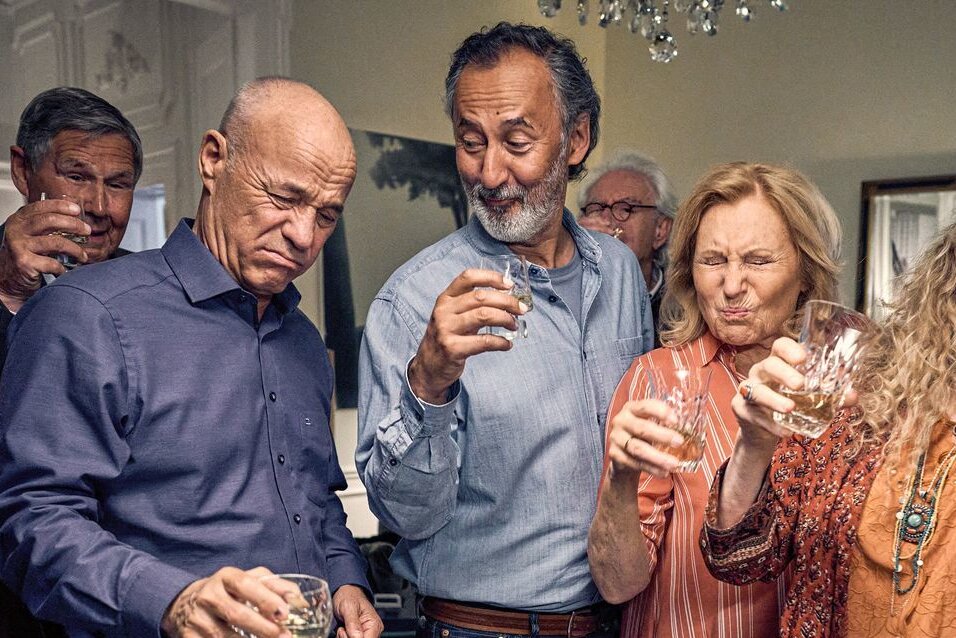 Älter werden ist für Verlierer: Das sind die Kino-Highlights der Woche - Kippen in "Enkel für Fortgeschrittene" zur Not auch harten Alkohol, von links: Gerhard (Heiner Lauterbach), Aydin (Ercan Durmaz), Karin (Maren Kroymann) und Philippa (Barbara Sukowa).