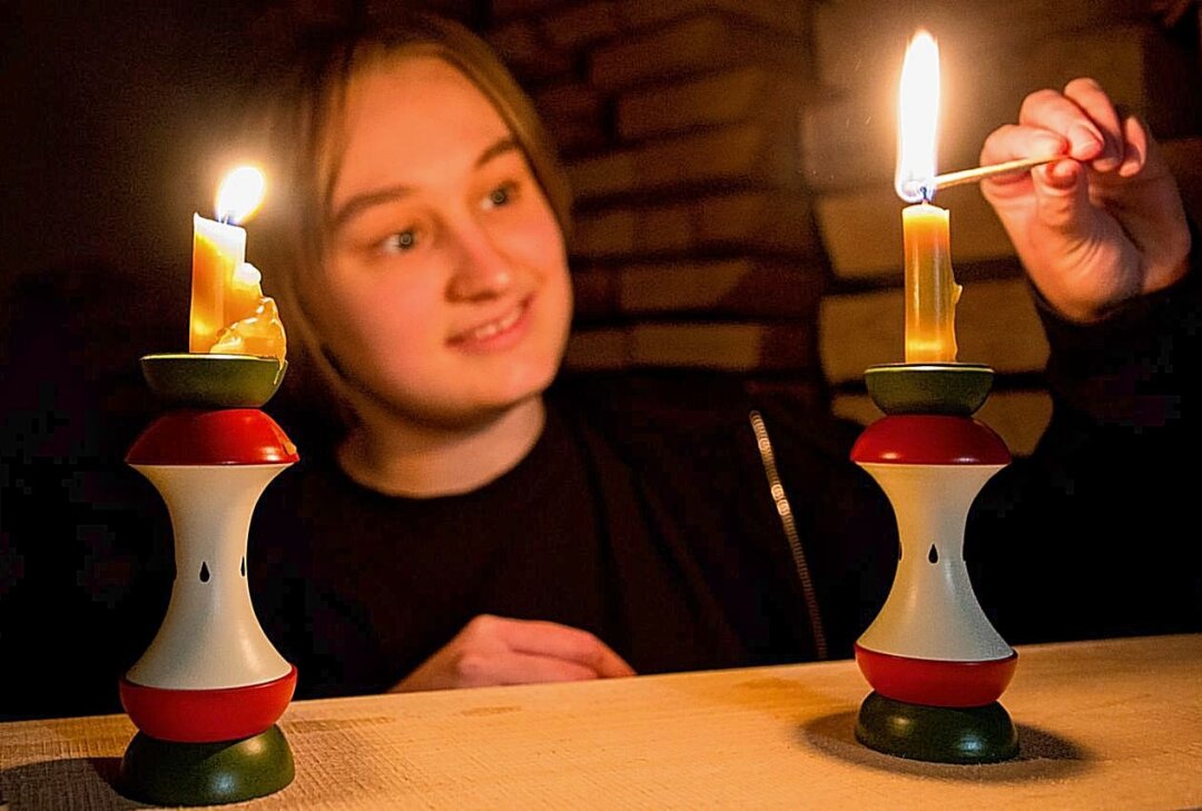 "Äppeldesign": Traditionelles und Innovatives aus Seiffen - Rafaela Haude mit ihrem Äppeldesigh. Die gedrechselten Griebse wird es schon bald nicht nur als Leuchter geben. Foto: Jan Görner
