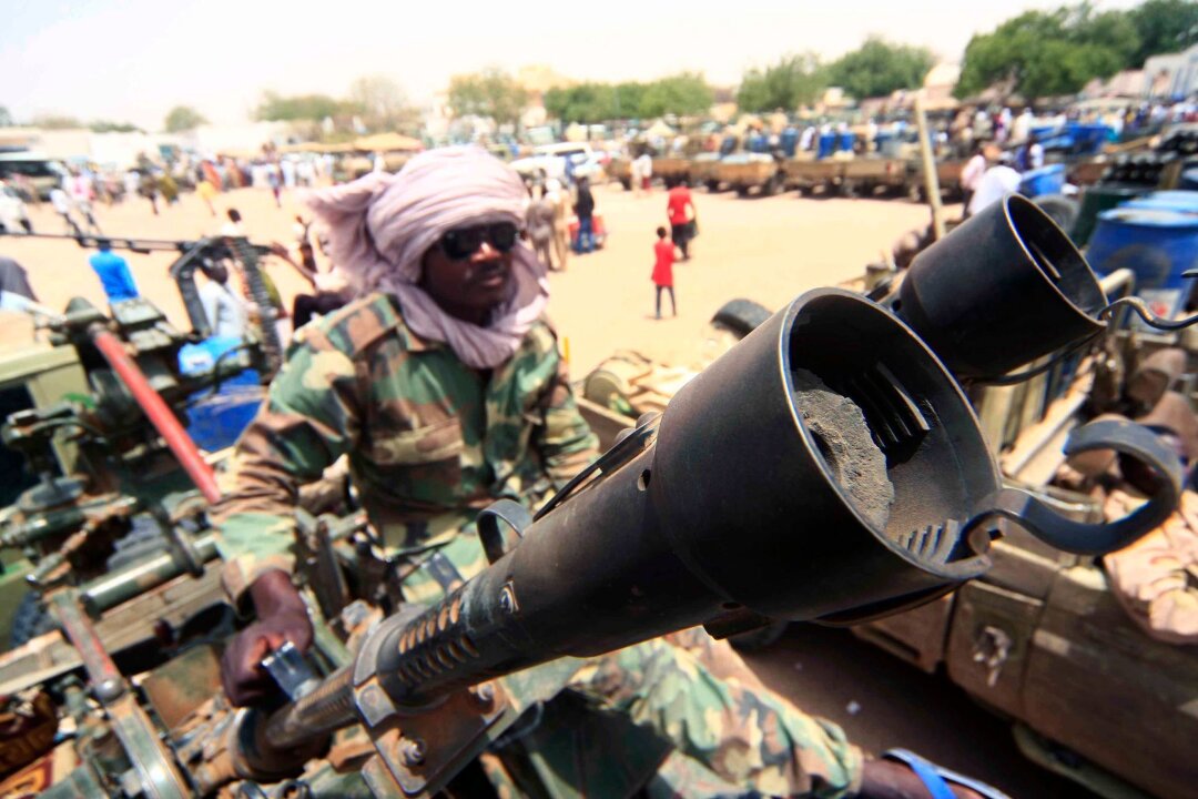 Ärzte ohne Grenzen: Zentral-Darfur ist "humanitäre Wüste" - Ein Milizionär mit militärischer Ausrüstung, die angeblich während eines Gefechts im umkämpften Gebiet in Süd-Darfur erbeutet wurde.