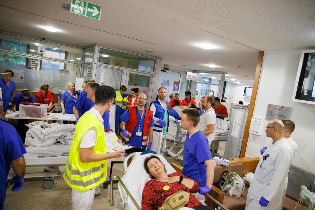 Ärzte und Pfleger üben für Anschlags-Szenario bei Fußball-EM - Laut Gesundheitsverwaltung war diese unangekündigte Übung in diesem Jahr bereits die siebte Krankenhausübung.
