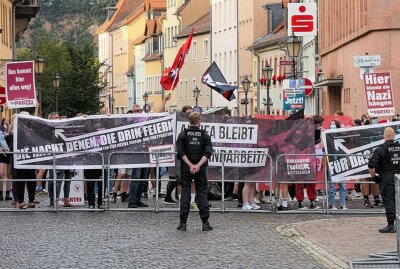 AfD: "Sieg Heil"-Rufe nach Höcke-Wahlkampf in Grimma - Es bildete sich ein Gegenprotest seitens der linken Szene. Foto: Sören Müller