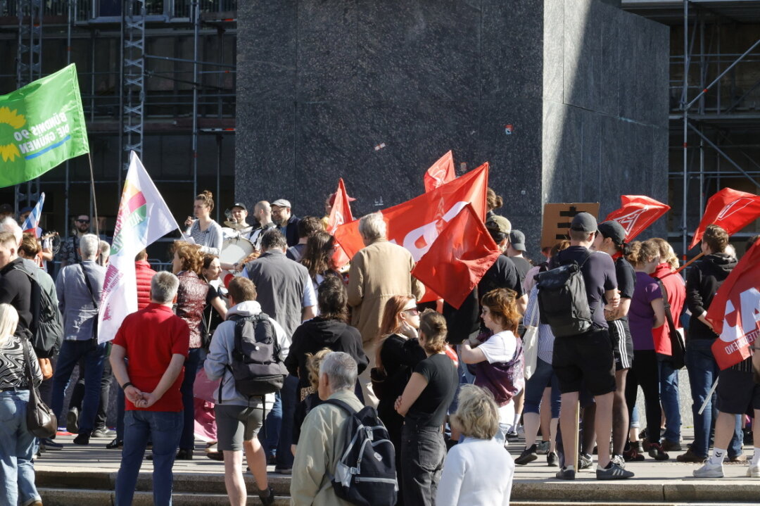 AfD-Spitzenkandidat Krah macht Wahlkampf in Chemnitz - Am 1. Mai versammelten sich zirka 300 Menschen um für gerechtere Löhne sowie bessere Arbeitsbedingungen und gegen Rechts zu kämpfen. Foto: Jan Härtel