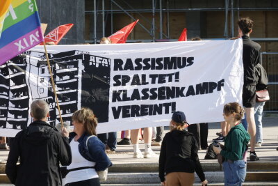 AfD-Spitzenkandidat Krah macht Wahlkampf in Chemnitz - Am 1. Mai versammelten sich zirka 300 Menschen um für gerechtere Löhne sowie bessere Arbeitsbedingungen und gegen Rechts zu kämpfen. Foto: Jan Härtel