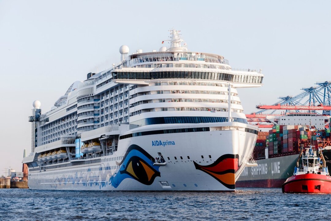 Aida sagt weitere Kreuzfahrten durchs Rote Meer ab - Das Kreuzfahrtschiff "Aida Prima" fährt in Hamburg in den Hafen. Aida Cruises hat geplante Reisen durch das Rote Meer abgesagt und alternative Routen aufgelegt.