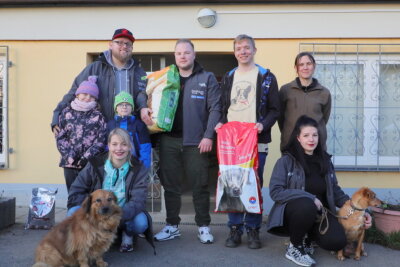 Spenden werden erfolgreich übergeben an den Verein "Tierfreunde helfen Tieren in Not". Foto: Harry Härtel