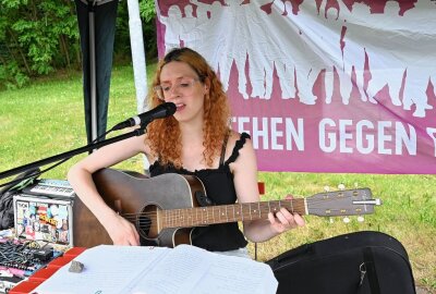 Aktion zum Weltflüchtlingstag in Schneeberg - Selma Hohenhausen aus Stollberg hat die Veranstaltung gesanglich begleitet. Foto: Ralf Wendland
