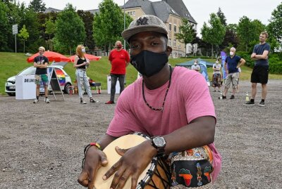 Aktion zum Weltflüchtlingstag in Schneeberg - Emmanuel Nganje stammt ursprünglich aus Kamerun und kam 2018 als Flüchtling nach Deutschland. Foto: Ralf Wendland