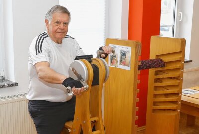 Aktiv bleiben im Alltag - Der letzte MZ-Betriebsdirektor Eberhard Bredel trainiert dreimal wöchentlich im Fitnessstudio. Foto: Thomas Fritzsch/PhotoERZ