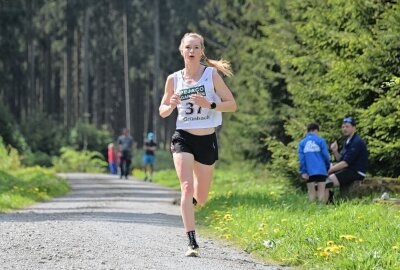 Aktive beim Frühjahrscrosslauf in Grünbach - Anne Gabriel hat den Lauf über 5 Kilometer bei den Frauen gewonnen. Foto: Ramona Schwabe