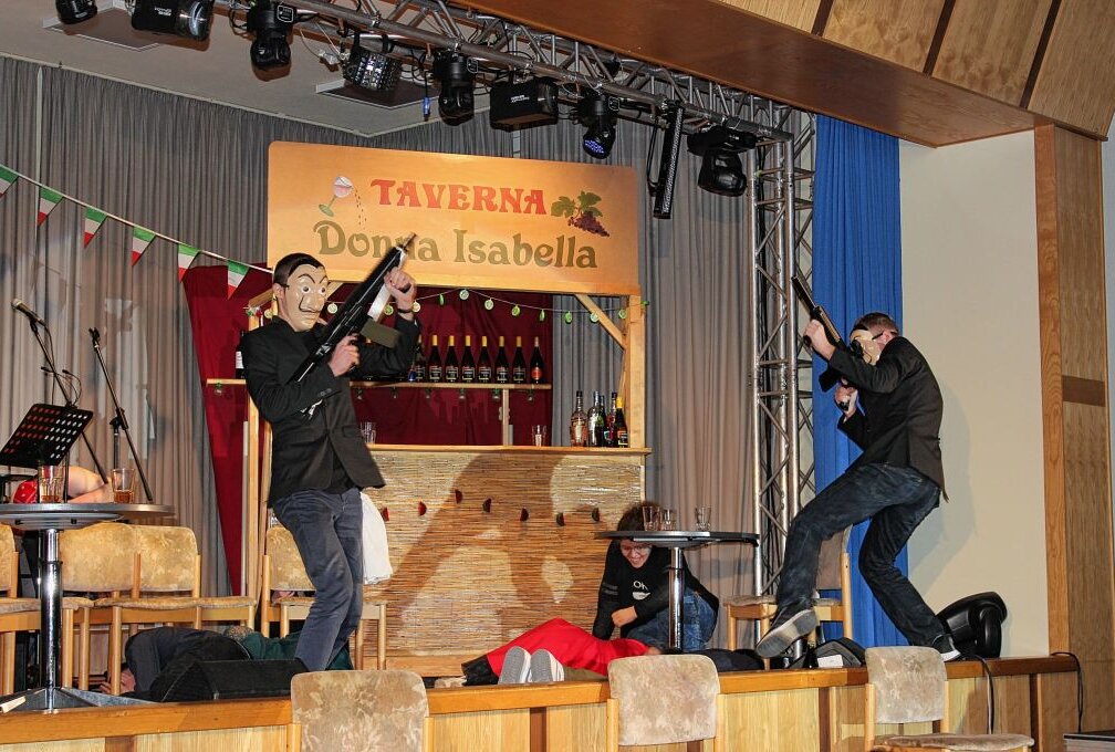 Aktuelles Musical der Oberschule sorgte wieder für ausverkaufte Säle - Die Mafiosibrüder alias Filip und Matúš sorgten mit ihren Knarren im Stück für einige Aufregung. Foto: J. Kretzschmann