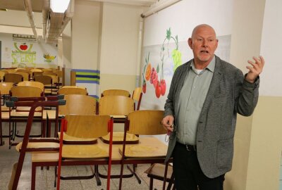 Akuter Lehrermangel in Pausa: Kampf um Bildung - Schulleiter Jürgen Kolbe in einem Unterrichtsraum. Foto: Simone Zeh