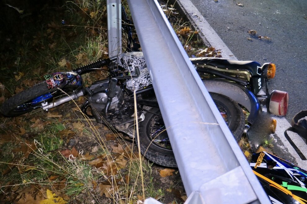 Albernau: Gestürzt und mit Moped unter Leitplanke gerutscht - 