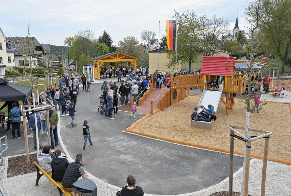 Albernauer haben ihren Dorfplatz eingeweiht - Der Dorfplatz in Albernau ist eingeweiht worden. Foto: Ralf Wendland
