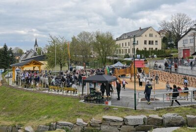 Albernauer haben ihren Dorfplatz eingeweiht - Der Dorfplatz in Albernau ist eingeweiht worden. Foto: Ralf Wendland