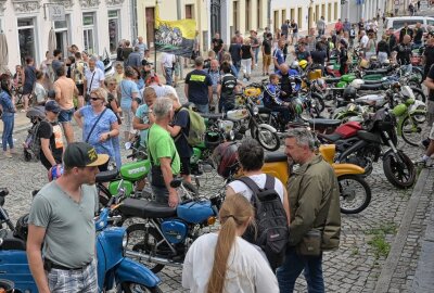 Albert-Motorrad im Fokus der Bürgermeisterwette in Schneeberg - Im Rahmen der Bürgermeisterwette haben sich zahlreiche Simsons auf dem Markt eingefunden. Foto: Ralf Wendland